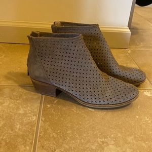 Lucky Brand 9M light tan ankle booties